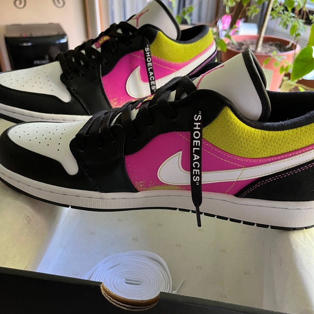 Air Jordan 1 low SE authentic!! Spay paint. Purchased directly from nike.com.